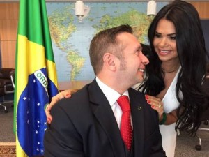 “Primeira-dama do Turismo” cria polêmica ao publicar fotos em conta pessoal