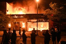 Crédito: Reuters. Na cidade de Minneápolis, manifestantes atearam fogo a uma loja em protesto pela morte de George Floyd.